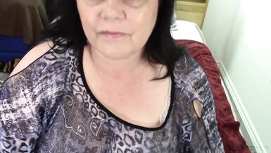 Veja essa MILF gostosa se sujar em realidade virtual com peitões enormes