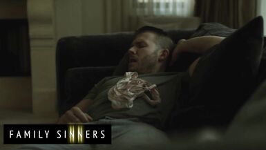 MILF peituda Codey Steele se diverte brincando com a buceta molhada enquanto London Rose espera o marido voltar e ser detonada