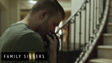Busen-MILF Codey Steele spielt mit ihrer nassen Muschi, während London Rose auf ihren Mann wartet und ihn hart durchnehmen lässt