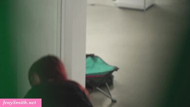 Jeny Smith zeigt Upskirt and fickt sich selbst mit einem Handwerker für besseren Blick