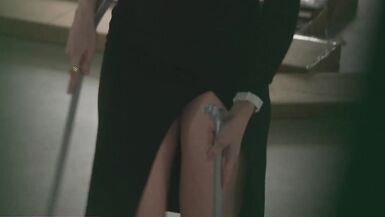Jeny Smith zeigt Upskirt and fickt sich selbst mit einem Handwerker für besseren Blick