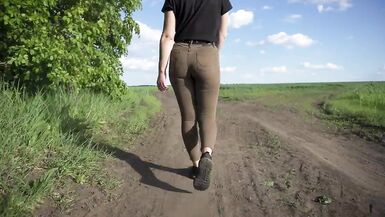 Heiße Milf läuft draußen und reizt mit süßen Höschen