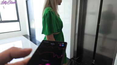 Letty Black dreht draußen beim Spazieren mit ihrem Vibrator richtig auf