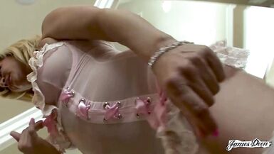 Ginger Lynns rasierte Muschi von James Deens riesigem Schwanz in HD gedehnt