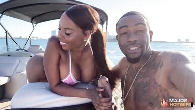 Yum Thee Boss and Rome Major : action bbc en public avec une MILF à gros seins en bikini