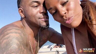 Yum Thee Boss and Rome Major: Öffentliche BBC-Action mit busiger MILF im Bikini