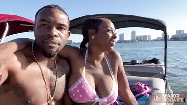 Yum Thee Boss and Rome Major: Öffentliche BBC-Action mit busiger MILF im Bikini
