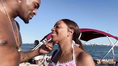 Yum Thee Boss and Rome Major: bikinili busty MILF ile halka açık bbc eylemi