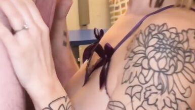 AnnaBelle Skye et son mari explosent devant la grosse bite du inconnu du bar dhôtel