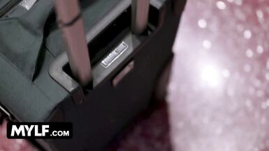 Bree Brooks, la milf formosa, regala una vera esperienza da fidanzata a letto con Jay Rock