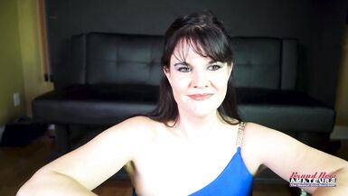 Mira a McKayla, morena madura tetona, darte una paja lenta, beso negro y jugar con sus enormes tetas