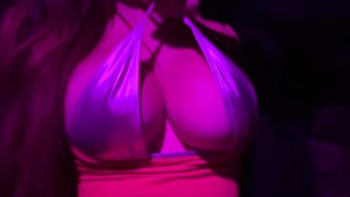 Os peitos de MILF italiana Artemisia Love pulam em sessão solo de close