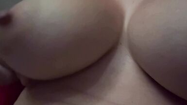Artemisia Loves italienische MILF-Titten wippen in Nahaufnahme-Solo-Session