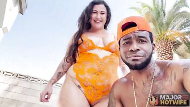 Josie Jaxxon and Rome Major: due milf si sporcano con un BBC in lingerie