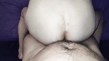 Hotlia, la milf definitiva, si scatena in azione amatoriale POV