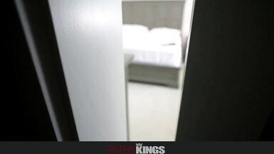 Charli Phoenix and Leo Valentino üvey aileleri MILF ve onun doğal göğüsleri hakkında casusluk yapıyor
