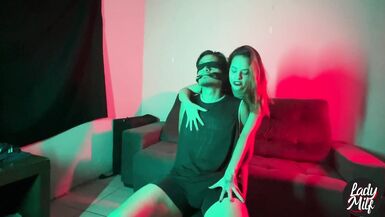 Ey Tulipa ve Leydi Milf sana nasıl hükmedeceğini ve ona istediğini yaptırmayı öğretiyor