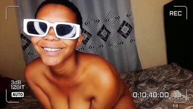 Lika, la MILF caliente, presume su coño jugoso en lencería sexy