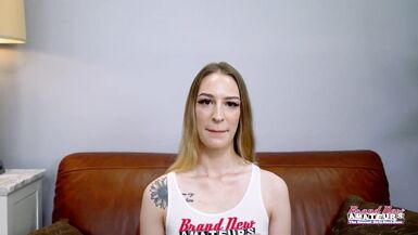 A bunda apertada da Emma Wolfe monta no dildo e leva língua no cu, enquanto Jeff Lacy assiste de boca aberta!