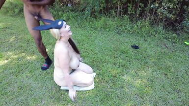 Veja MILF branca peituda e negão em cosplay sendo socada no jardim