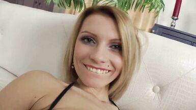 Lana Roberts vuole un cazzo enorme nel suo buco stretto