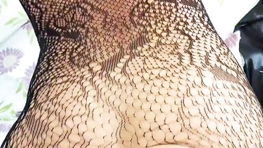 Tina, a MILF de meia arrastão, leva gozada e é socada sem parar