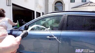 Les gros seins de Sara Jay rebondissent pendant quelle chevauche la grosse queue de son voisin en levrette