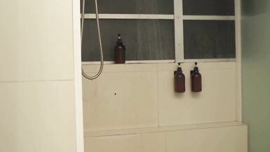 Lore Love in lingerie, bianco e nero, si fa un bagno bollente con Lawson