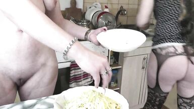 Maduras rubia y morena en medias tienen sesión lésbica caliente en la cocina con juego anal y besos