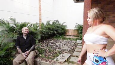 Felipe Skull scopa la milf latina birichina Karensleent a pecorina.