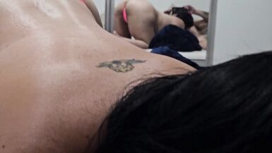 Sieh zu, wie die versaut-hausfrauen-MILF Carol Marques ihren Cuckold-Ehemann mit ihrem tätowierten Lover betrügt und auf der Webcam erwischt wird