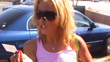Kayla Synz si gode una cavalcata selvaggia con il cazzo duro di Jay Huntington in questo video 1 a 1 di scambio di sperma.