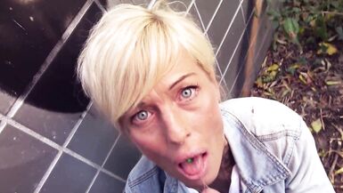 Regarde Andy Star and Vicky Hundt baisent en public à lallemand, dans une folie MILF sauvage