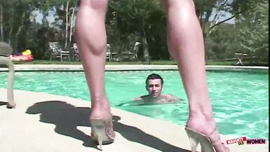 Il cazzo enorme di James Deen è una bomba per la milf bionda Kiss, che adora il deepthroat e farsi venire in faccia