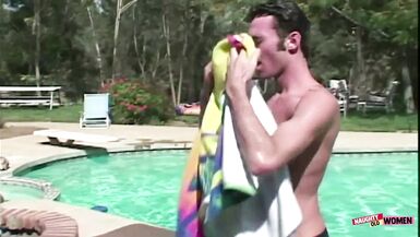 Il cazzo enorme di James Deen è una bomba per la milf bionda Kiss, che adora il deepthroat e farsi venire in faccia