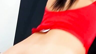 Tina, la milf latina sexy, cavalca il cazzo duro del collega dopo pranzo