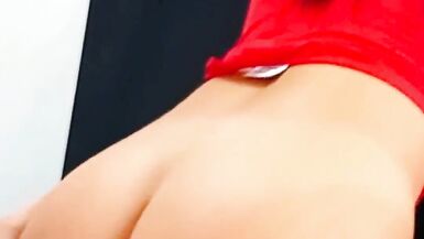 Ateşli latina MILF Tina, öğle yemeğinden sonra iş arkadaşının sert sikine biniyor