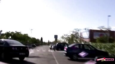 Terry Kemaco e Michelle Blanch rimorchiano una MILF dalle tette enormi per un anale selvaggio nel bosco.