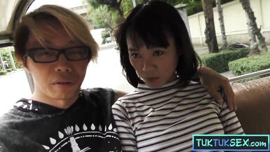 Tan C und Tony Long schnappen sich eine Thai-MILF für eine wilde Fahrt auf dem asiatischen Schwanz