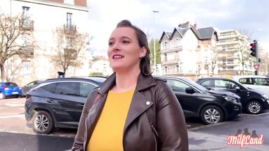 Sexy Kelly gets caught between two huge cocks and takes on two big cocks at once