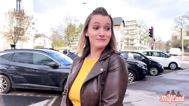 Seksi Kelly iki büyük sikin arasında kalıyor ve iki büyük siki aynı anda alıyor