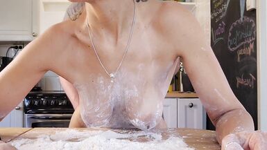 Guarda Angelina Love gemere mentre il suo corpo minuto viene riempito da un cazzo duro mentre cucina in cucina.