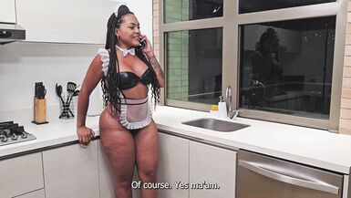 Madrasta Carla Morelli vestida de empregada fode o enteado Danner Mendez com um pauzão preto na cama do marido