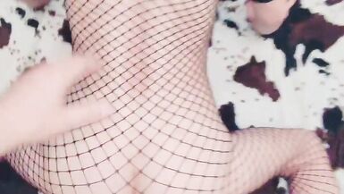 Regarde la petite Hotlia se faire défoncer lentement en lingerie et bas