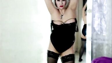 Regarde AimeeParadise, la belle-mère russe, danser sensuellement pendant quelle salit ses gros seins et son joli visage