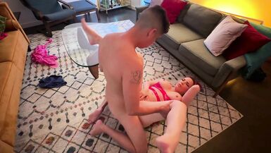 Ateşli MILF Dana Dearmond büyük latina kıçını Rico Reyesin güneş enerjisi satış elemanı tarafından deliniyor
