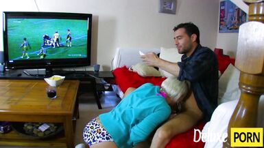MILF tatuada recibe dedos y la taladran por el culo por Phil Hollyday - 2 image