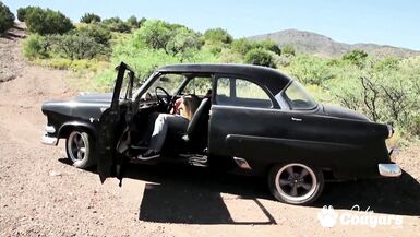 Monique Alexander und Johnny Castle nehmen Beatrice Goldies MILF-Pussy im Auto abwechselnd ran