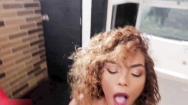 A MILF colombiana negra do Jax Slayher leva garganta profunda bruta antes de ser gozada na bunda enorme