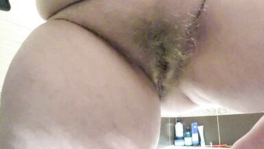 MILF tetona se orina en sus bragas blancas mientras le hacen un perrito en su coño peludo